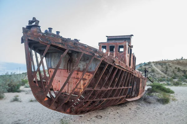 Farbbild Eines Havarierten Schiffes Ehemaligen Ufer Des Aralmeeres Moynaq Usbekistan — Stockfoto
