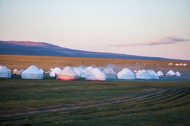 Kırgızistan bir çayır üzerinde bazı yurts kadeh akşam.