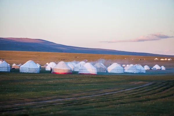 キルギス草原にいくつかのパオの夜ショット — ストック写真