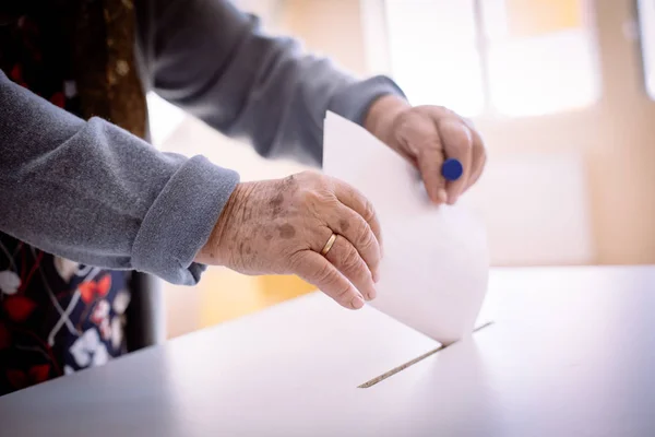 Imagem Colorida Uma Pessoa Que Vota Posto Votação Durante Eleições — Fotografia de Stock