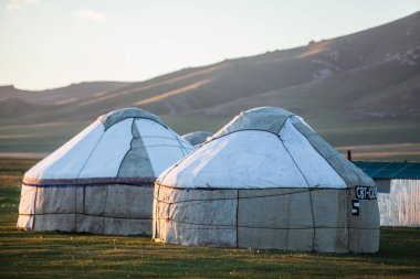 Kırgızistan bir çayır üzerinde bazı yurts kadeh akşam.