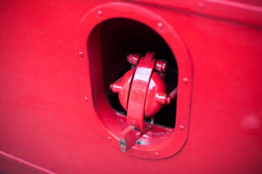 Atış bir eski otobüs tank doldurma kapağı kapatın.