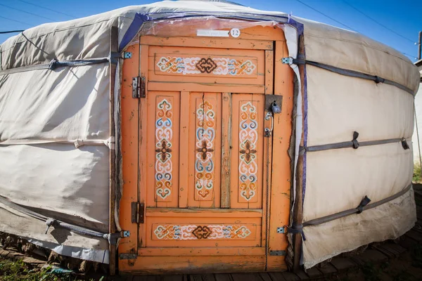 Moğolistan Bir Yurt Ahşap Kapı Renkli Görüntü — Stok fotoğraf