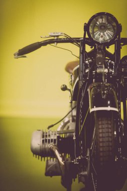 Vintage motosiklet bir boksör motor ile önden görünümü.
