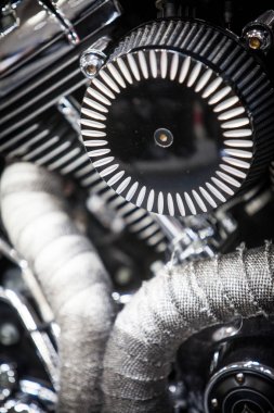 V-Twin motorunun yakın çekim görüntüsü.