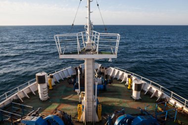 Bir yolcu gemisinin güvertesindeki bazı antenlerin renkli görüntüsü.