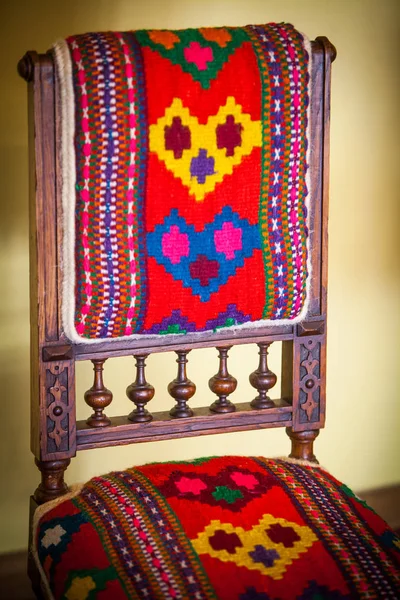 Старое Кресло Традиционными Румынскими Мотивами — стоковое фото