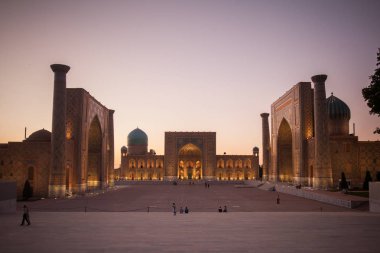 Semerkand, Özbekistan - 7 Haziran 2017: İnsanlar yürüyüş Semerkand, Özbekistan'a Registan Sarayı önünde.