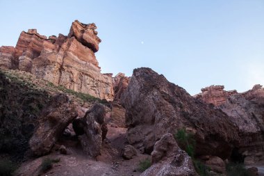Kazakistan'ın Çarın Kanyonu kadeh akşam.