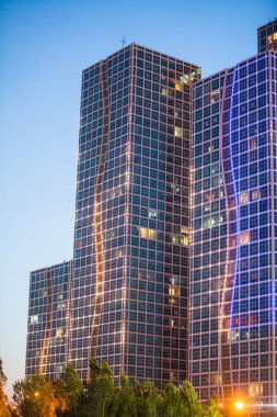 Bazı modern ofis binaları geceleri renkli görüntü.