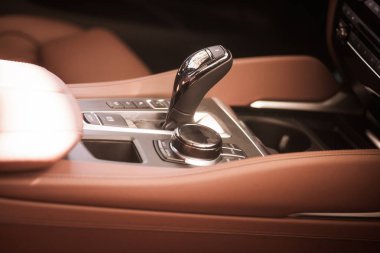 Bir otomatik şanzıman dişli bir araba renkli görüntü.