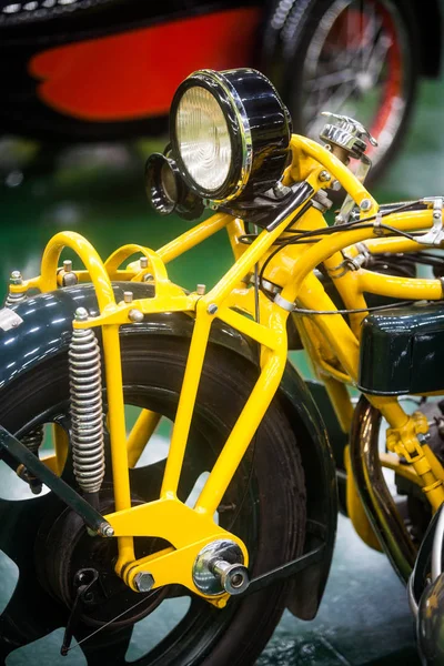 Imagem Colorida Roda Dianteira Uma Motocicleta Vintage — Fotografia de Stock