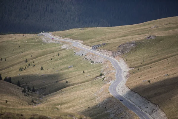 上記から曲がりくねった山道のカラー画像 — ストック写真