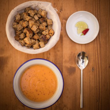 Croutons bir portakal kremalı çorba görüntüsünü kapatmak.