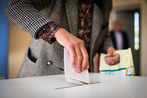 Färgbild Person Som Avger Röstsedel Vid Ett Röstningsställe Valet — Stockfoto