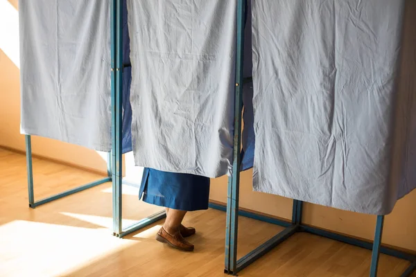 Farbbild Einer Nicht Identifizierbaren Person Die Während Der Wahlen Wahlkabinen — Stockfoto