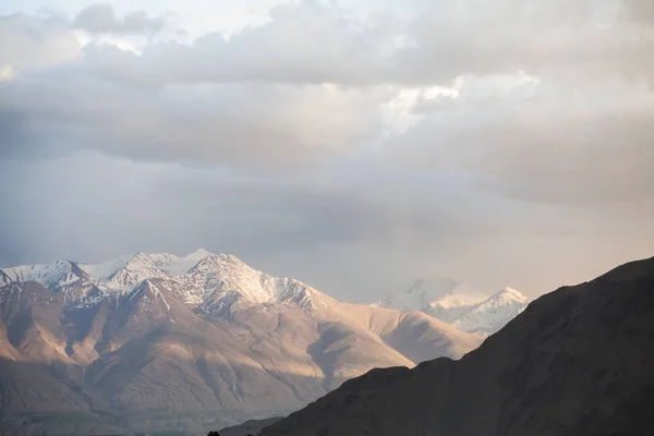 Utsikt Över Snöig Bergskedjan Tadzjikistan — Stockfoto