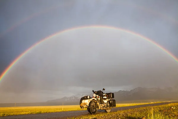 Sajdkárový Motocykl Horským Hřebenem Pod Duhou — Stock fotografie