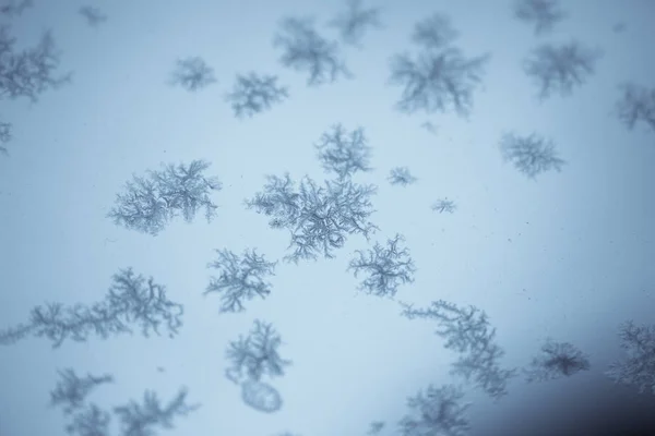 Nahaufnahme Eisiger Formen Auf Einem Schmutzigen Gefrorenen Fenster — Stockfoto