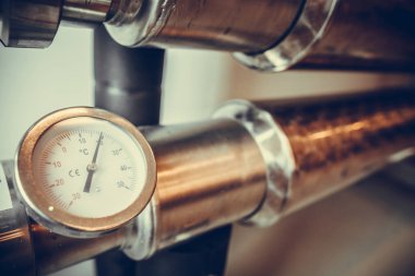 Bazı paslanmaz çelik borular ve şarap fabrikasında bir termometre.