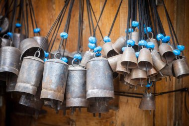 Bazı eski çan asılı, renkli görüntü.