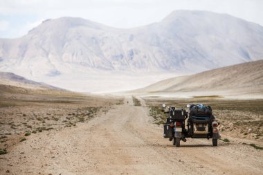 Bir dağ tarafından desteklenen bir sepet motosiklet.