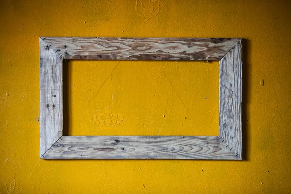 Imagen Color Marco Viejo Madera Con Fondo Pintado Amarillo — Foto de Stock