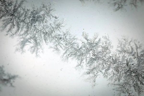 关闭一个肮脏的冷冻窗口上冰冷的形状拍摄 — 图库照片