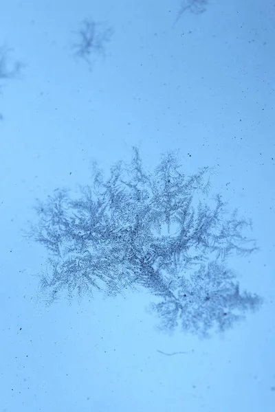 Primo Piano Colpo Forme Ghiacciate Una Sporca Finestra Congelata — Foto Stock