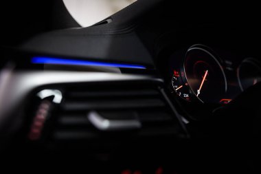 Bir araba dijital hız göstergesi ile atış kapatın.