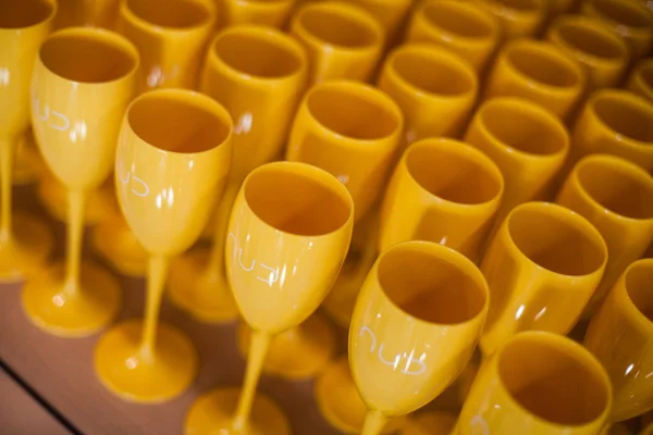 Много Желтых Пластиковых Бокалов Столе — стоковое фото