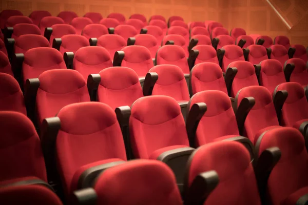 Σειρές Κόκκινων Καθισμάτων Μέσα Αίθουσα Κινηματογράφου — Φωτογραφία Αρχείου