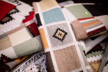 El yapımı halının renkli görüntüsü.