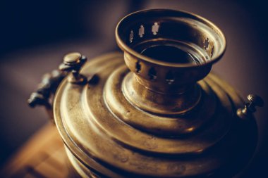 Bir eski Rus semaver ateş kapatmak.