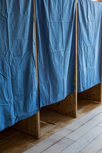 Цветное изображение кабин на избирательном участке, во время выборов
.