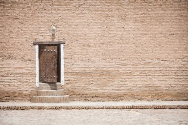 Porta Madeira Velha Uma Parede Tijolo — Fotografia de Stock