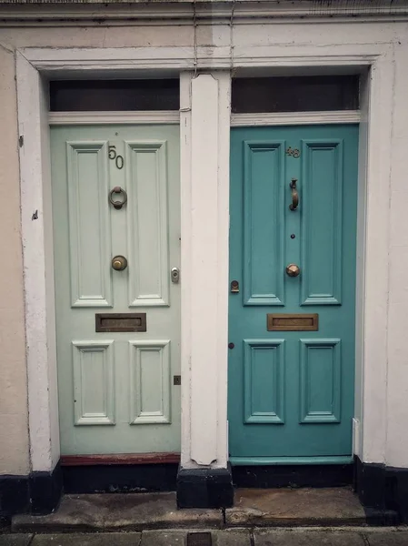 Kolorowy Obraz Dwóch Drzwi Elewacji Budynku — Zdjęcie stockowe
