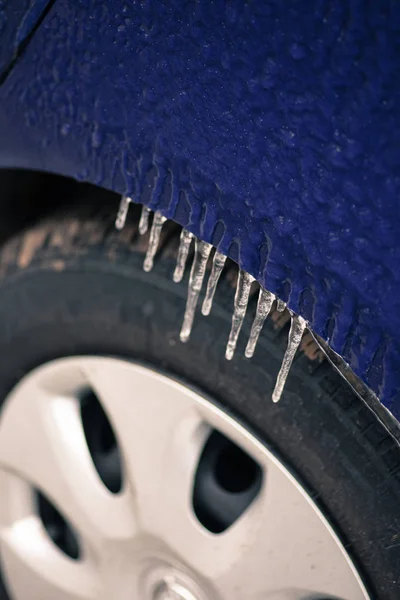 Colpo Ravvicinato Ghiaccioli Sul Parafango Auto — Foto Stock