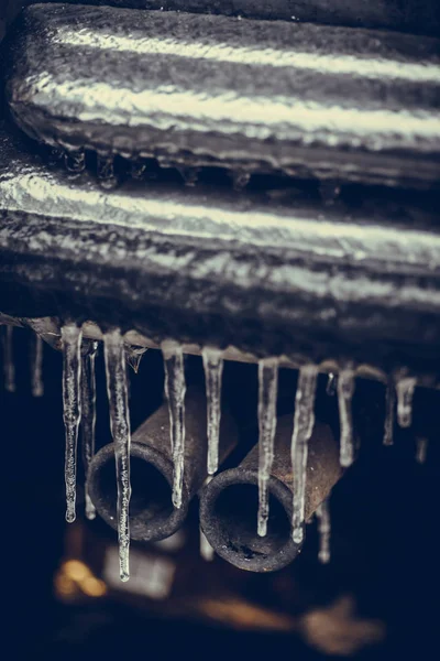 Nahaufnahme Einiger Eiszapfen Auspuff Eines Autos — Stockfoto