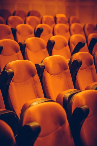 Baris Kursi Merah Dalam Aula Bioskop — Stok Foto
