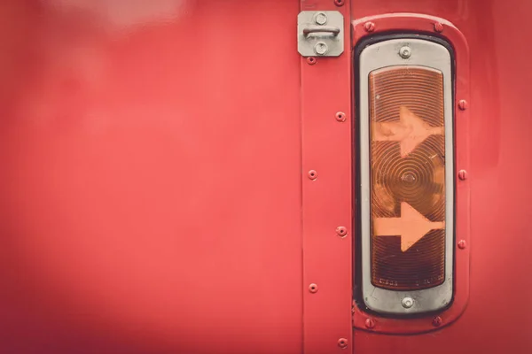 Kırmızı Bir Otobüs Hafif Bir Bağbozumu Dönüş Sinyali Atış Kadar — Stok fotoğraf