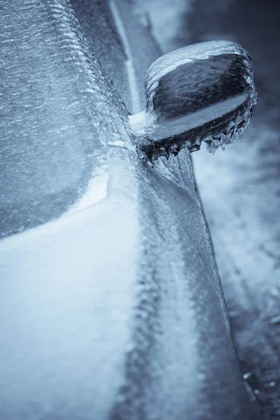 Zavřete Pak Vystřelí Zmrzlé Auto Zrcadla Mrznoucí Déšť — Stock fotografie