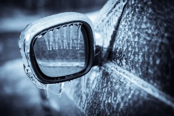 Zavřete Pak Vystřelí Zmrzlé Auto Zrcadla Mrznoucí Déšť — Stock fotografie