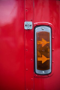 Kırmızı bir otobüs hafif bir bağbozumu dönüş sinyali atış kadar kapatın.