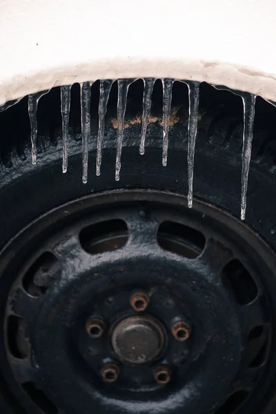 Nahaufnahme Einiger Eiszapfen Kotflügel Eines Autos — Stockfoto