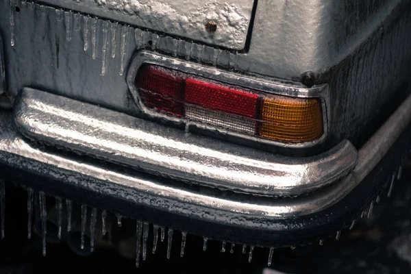 一辆旧车冻结的尾灯的特写镜头 — 图库照片