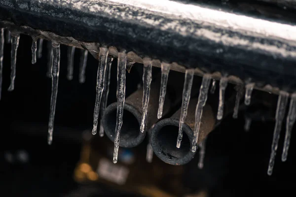 Bir Araba Egzoz Borusu Üzerinde Bazı Buz Sarkıtları Görüntüsünü Kapatmak — Stok fotoğraf