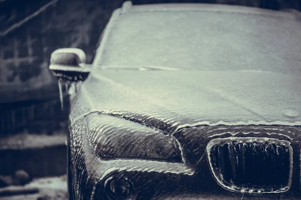 Nahaufnahme Des Eingefrorenen Scheinwerfers Eines Autos — Stockfoto