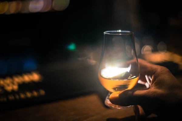 Крупним Планом Знімок Руки Тримає Склянку Солодового Віскі Glencairn — стокове фото