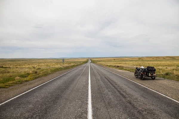 Una Moto Sidecar Tratto Strada Vuoto — Foto Stock